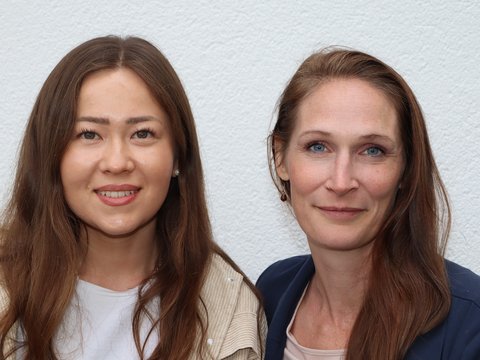 Anna Neumaier (li) und Sofie Engl Man sieht zwei Mitarbeiterinnen des Bildungswerkes Münchne in die Kamera lächeln