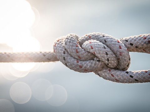 Seil mit Knoten | © iStock/Sonja Filitz