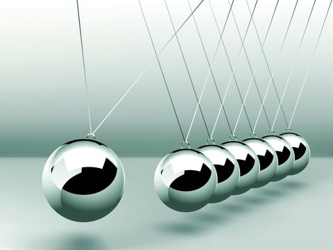 Ein Bild von Newtonbälle, die Schwungkraft aufeinander übertragen