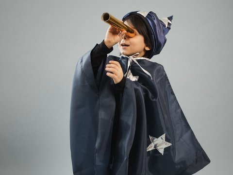 Eine Wachtmeister-Figur sieht durch ein Fernrohr