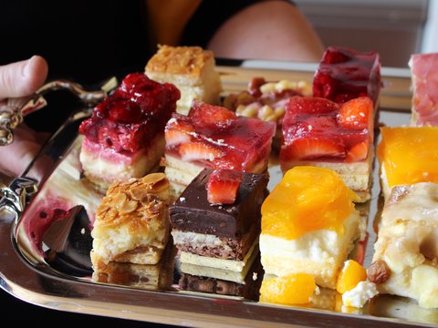 Seniorennachmittage | © MBW_pawlischek Man sieht einen großen Teller voller unterschiedlicher Kuchenstücke.